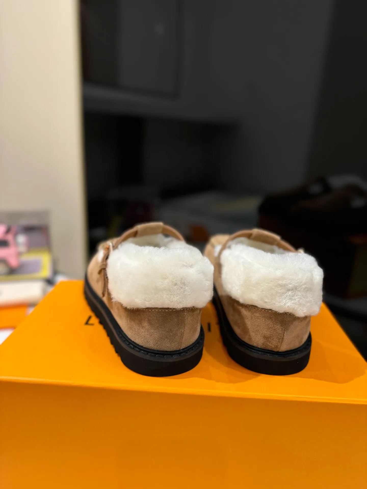 👟👟Ex-factory price 560👟👟 Louis Vuitton lv louis vuott…on fw24 new arrival～The latest furry slippers for autumn and winter🏂🏂 This pair of furry slippers is also very good-looking! The leather ones are very high-end! ! !Paired with denim shorts in autumn and winter, it’s perfect! Put it on and you will instantly have your ideal height! 😍 A favorite style, with fashion elements, the appearance of the upper is full of nobility. Wearing it can always show off the fashionable charm of women. It is fashionable but not too showy. The high-end beef tendon on the upper and the Lvjia letter buckle are so beautiful. ✅Upper: imported high-end frosted/cow leather ✅Outsole: original outsole ✅Inner lining: imported real wool ✅Size: 35-42 (41.42 customized, non-returnable) ✅Packaging: full set of original drawer box